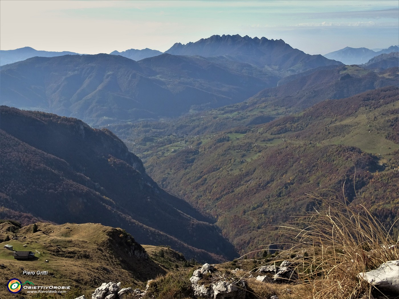 36 Sguardo sulla sottostante boscosa protetta Valle Aasinina e verso il Resegone .JPG